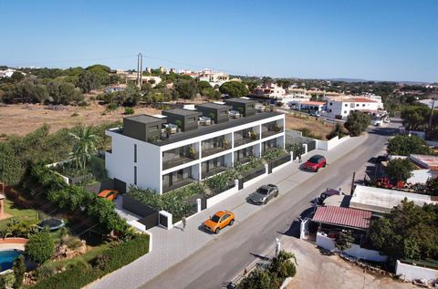 Venez découvrir cette spectaculaire villa de trois chambres à coucher en phase finale de construction dans une petite copropriété de quatre villas. Située à seulement 4 kilomètres de la plage d'Olhos de Água, avec un accès à l'EN125 et à l'A22 à seul...