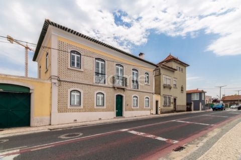 Identificação do imóvel: ZMPT572893 A stunning manor house, classified as a Property of Municipal Interest, combining the charm of traditional architecture with the comfort of contemporary renovation. Situated in the heart of Marinha Grande, this uni...