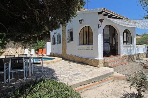 Mooie, comfortabele villa met privé zwembad in Moraira, aan de Costa Blanca, Spanje voor 4 personen. Het vakantiehuis ligt in een heuvelachtige en residentiële omgeving en op 3 km van het strand van Playa Ampolla Moraira. Het vakantiehuis heeft 2 sla...