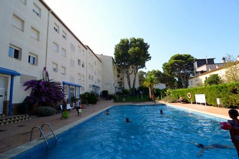 Apartament en L´Escala posseeix 1 dormitori(s) i capacitat per a 5 persones. Allotjament de 38 m² acollidor. al complex residencial. Disposa de accés internet (wifi), piscina comunitària, Televisió. La cuina americana, de vitroceràmica, està equipada...