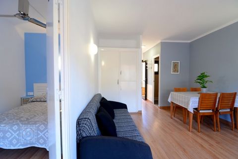 The apartament w Estartit ma 1 sypialnie i obłożenie dla 4 osób. Nocleg od 30 m². Zakwaterowanie jest wyposażone w następujące rzeczy taras, pralka, żelazko, ogrzewanie elektryczne, 1 TV. The niezależna kuchnia, od płyta witroceramiczna, jest wyposaż...