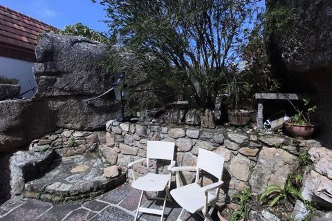 Holiday home and its magnificent garden decorated with rocks typical of the Pink Granite Coast. The house is rated 3 stars for its comfort. With a surface area of ​​90 m², it is designed for 6 people. It includes a living-dining room with access to t...