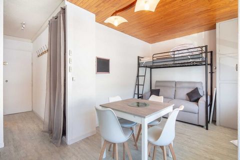 Ce studio confortable et moderne offre 30 m² d'espace de vie confortable et peut accueillir jusqu'à cinq personnes. Situé au pied des pistes de ski, le studio offre une vue imprenable sur les montagnes et les pistes, ce qui en fait le refuge idéal po...