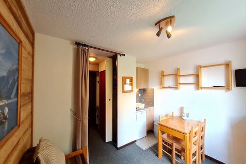 Ce studio confortable offre 17 m² d'espace habitable, parfait pour accueillir deux personnes. Situé à seulement 100 mètres de la station de ski, il offre un accès pratique au ski et aux activités de plein air dans la belle région montagneuse. Le stud...