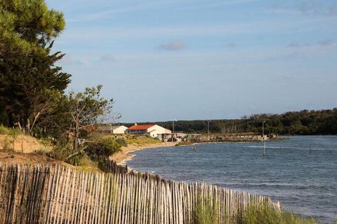 Vanuit La Roche sur Yon, richting La Tranche sur Mer, afrit Nieul le Dolent. Aangekomen in Talmont Saint Hilaire, op de rotonde (steengroeve), linksaf, rechtdoor, 1e straat links, rue du Chai (richting Jard sur Mer), stop bij de 1e grote poort aan de...