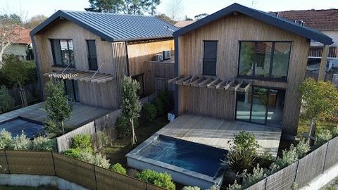 Zwischen Strand, Golfplätzen und den Teichen der Landes - entdecken Sie dieses Haus - das Streben nach Exzellenz - das Ergebnis der Zusammenarbeit zwischen einem talentierten Architekten und erfahrenen Handwerkern. Es hat mit seiner Holzstruktur, der...