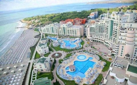 Apartamento de dos dormitorios en la playa de la ciudad de Smolyan. Pomorie, en Sunset Resort *****. El apartamento se encuentra en la cuarta planta (ascensor), con una superficie de 128 metros cuadrados y distribución: amplio y luminoso salón con co...