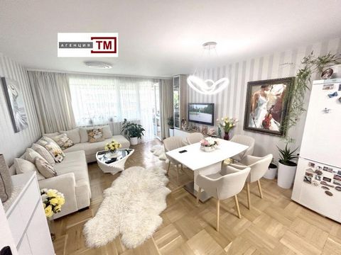 TM IMOTI vend un appartement monolithique composé d’un hall d’entrée, d’un grand salon avec kitchenette, d’une chambre, d’une terrasse, d’une salle de bain commune avec une surface habitable propre de 65 m² et d’un sous-sol - 5 m² et 15 m² parties co...