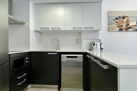 Welkom in ons moderne appartement met 1 slaapkamer in Estartit, waar je comfortabel tot 4 personen kunt huisvesten in de knusse 40 vierkante meter. Dit charmante appartement biedt uitzicht op de stad en bevindt zich in het hart van een levendige en g...