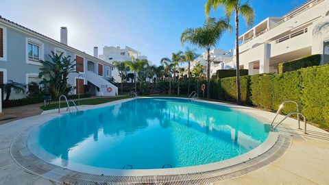 Este luminoso y acogedor apartamento en la última planta ofrece una combinación perfecta de estilo, confort y funcionalidad en una de las zonas más codiciadas de Estepona. Con su orientación sur, la vivienda disfruta de abundante luz natural durante ...