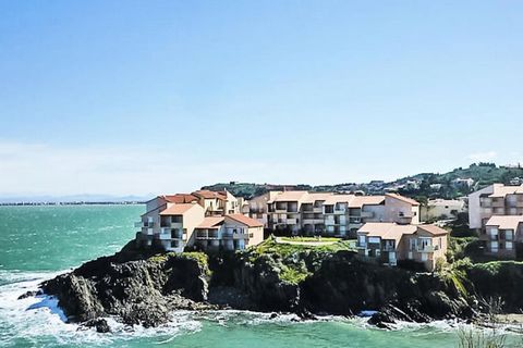 Perchée sur le flanc d'une falaise, cette charmante maison de vacances sur deux niveaux offre un refuge serein avec une vue imprenable sur la mer. Pouvant accueillir jusqu'à six personnes, la propriété dispose de deux chambres, chacune avec des lits ...