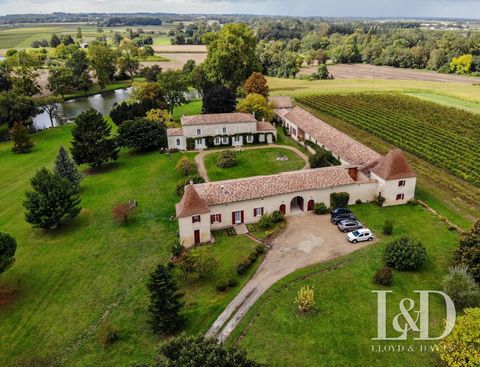 Saint-Ciers Champagne: Wunderschönes Anwesen mit privatem Teich auf mehr als 35700 m² Land und 11752 m² Wald, nur 10 Autominuten vom Zentrum von Jonzac entfernt. Der Park ist herrlich, bewaldet, mit einem über 250 Jahre alten Mammutbaum. Diese Charen...