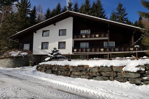 The studio in Bad Kleinkirchheim has capacity for 2 persons. Accommodation of 16 m² charming and has new furniture, located on golf-course and at the foot of the ski slope, It has mountain and slopes. The property is located 50 m ski resort, 350 m bu...