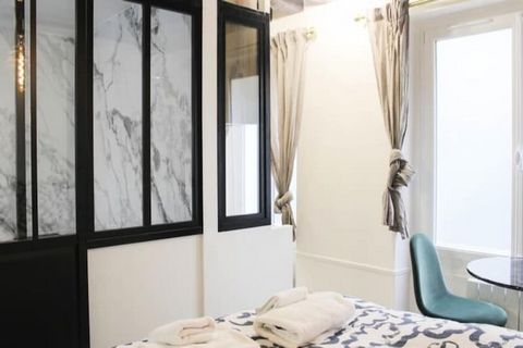 This charming 23-square-meter apartment, located in the vibrant 3rd arrondissement of Paris, comfortably accommodates 2 people. Situated on the ground floor, it offers a cozy and fully equipped living space, featuring a bedroom with a double bed, amp...