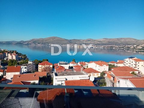 TROGIR, UPPER DISTRICT - Penthouse op een toplocatie met panoramisch uitzicht op de zee en de eilanden! Okrug Gornji op het eiland Čiovo, in de directe omgeving van Trogir, biedt een combinatie van natuurschoon, rust en luxe. Gelegen op de derde verd...