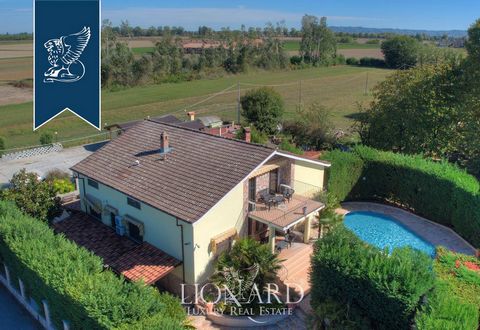 Cette villa est à vendre dans la province de Pavie. La villa, d'une surface intérieure totale de 580 mètres carrés, est composée de trois appartements entièrement rénovés et complètement indépendants qui peuvent être facilement convertis en une ...