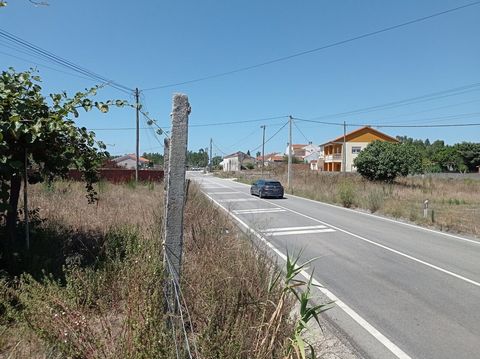 Działka o długości 40 metrów przed EN109 w parafii Carriço Pombal, składająca się z dwóch artykułów matrycowych. Teren posiada dwa fronty, jeden dla drogi krajowej 109, a drugi dla drogi gminnej, co umożliwia łatwy dojazd. Idealny do budowy szop, wil...