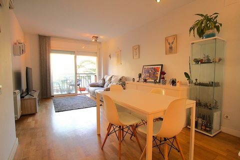 Seasonal rental maximum 11 months!. . Available from mid-February.. . In a privileged location, next to the library of Sant Pere de Ribes, this flat offers an ideal combination of comfort and design. Located in a building with lift, it has 2 double b...