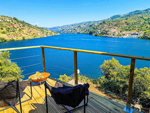 Apresentamos 'O Ninho', uma propriedade única e encantadora situada nas margens serenas do rio Douro, em pleno coração da região vinhateira. Esta casa centenária, totalmente reconstruída, é um verdadeiro refúgio de tranquilidade e beleza, onde a hist...