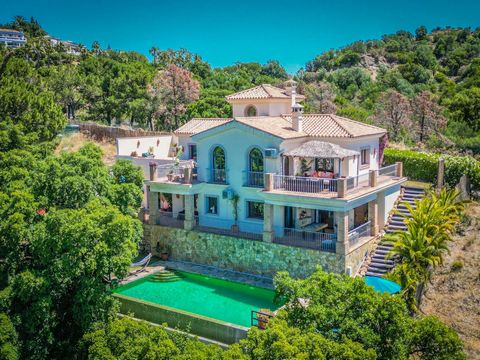 Ifield House Forest Hills Estepona Overzicht Gelegen in de serene Forest Hills van Estepona biedt 39Ifield House39 een adembenemend panoramisch uitzicht op de zee en de bergen Omringd door groenblijvende kurkeiken en pijnbomen biedt deze locatie zelf...