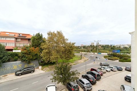 Uitstekend appartement met 2 slaapkamers in het centrum van Carcavelos, op 5 meter van het strand van Carcavelos en de Universidade Nova. De omgeving is rustig en met een vrij uitzicht, uitstekend aanbod van allerlei handel, diensten en vervoer. Dit ...