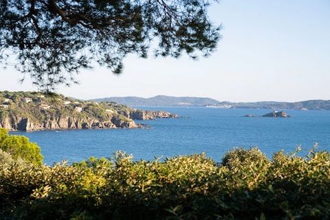 EXCLUSIVITE L'EXPLOREUR : villa overlooking the Port du Niel was designed by the famous Hyères architect Lucien David in 1968. Facing slightly south-east, it offers panoramic views of the sea, the islands of Grand and Petit Ribaud and Porquerolles. P...