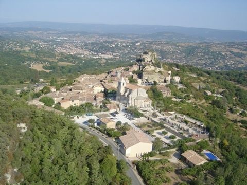 Bernard BIZET votre conseiller Immobilier CAPIFRANCE vous propose : cette demeure de caractère située dans le village perché de Saignon, nichée dans un cadre idyllique, cette propriété exceptionnelle de 182 m² allie charme historique et confort moder...