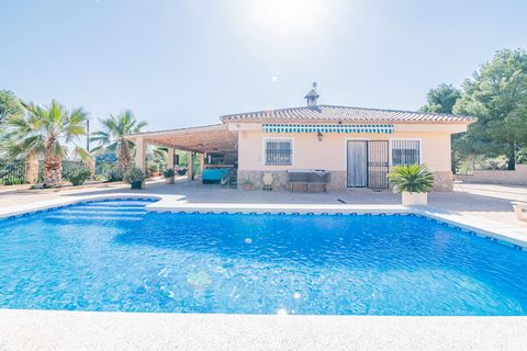 Magnificent detached villa built on one floor in a very quiet area of Villajoyosa. The house has 4 large bedrooms and 2 bathrooms (one of them outside the house, pool area), a large living room with wood burning fireplace and open kitchen. The plot c...