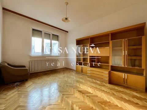 CASA NUEVA REAL ESTATE vend un appartement d’une chambre exclusivement fonctionnel situé dans le grand centre de Sofia - rue Pirotska. D’une surface habitable nette de 79,44 m², l’appartement bénéficie d’un excellent agencement et peut être facilemen...