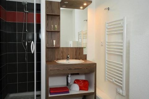 This charming studio apartment in Les 2 Alpes offers a comfortable stay for up to four guests. It features a cozy living room with a pull-out sofa bed or sofa bed for two, as well as a mountain corner with bunk beds. The apartment is also pet-friendl...