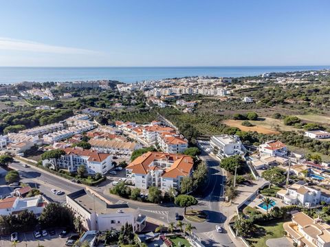 This sophisticated T2+1 apartment in Olhos de Água, Albufeira, is located in the Torre da Medronheira, just 7 minutes from Pine Cliffs Resort and 5 minutes from Barranco das Belharucas Beach, offering a unique combination of comfort, tranquility, and...