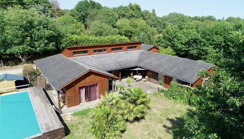 Le Canada a une longue tradition de construction en bois. Cette grande maison de plain-pied a bénéficié de ce savoir-faire et de la qualité des bois canadiens. Dans l'environnement très agréable d'une jolie campagne, elle offre un vaste et chaleureux...