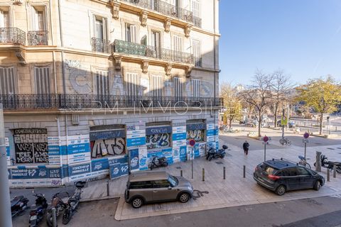 Old architecture for this building located on Place Jean Jaurès, a very sought-after area, which hosts on its 1st floor of 3 an apartment of 65m2 of living space (60m2 carrez) in type 3 completely to renovate with its balcony of 5m2. In the heart of ...