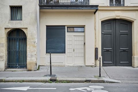 Sublime 45m2 flat on the ground floor, in the heart of the Marais, a historical district of Paris. You will be able to stroll through the district, from the Seine to the rue de Bretagne and from the Place de la Bastille to Beaubourg, discovering its ...