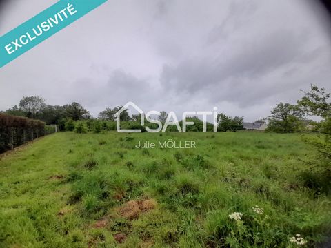 Just 5 minutes from shops, healthcare facilities and schools, you'll love the quiet location of this beautiful plot in the commune of Saint Fiel. This flat plot of land of approx. 3000m² is located at the end of a road from which you will be able to ...