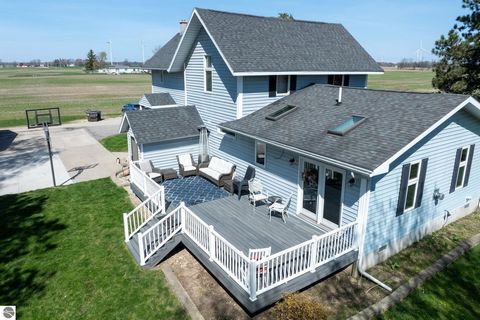 Willkommen in der 3635 W. Weidman Rd. im begehrten Beal City School District! Dieses modernisierte Bauernhaus mit 5 Betten und 2 Bädern befindet sich auf einem 2,3 Hektar großen Grundstück. Wenn Sie durch die Haustür treten, werden Sie von einer schö...