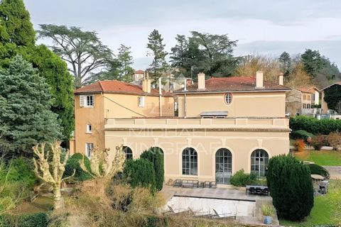 Ihre Michaël Zingraf Agentur präsentiert Ihnen dieses große, vollständig renovierte Bürgerhaus, das auf einem Grundstück mit süd- und westlicher Ausrichtung liegt und einen freien Blick auf das Tal bietet. Es zeichnet sich durch seine großzügigen Räu...