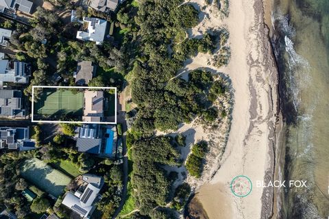 Spectaculairement situé directement à côté de l’estran et à quelques mètres des eaux miroitantes de Somers Beach, ce refuge en bord de mer avec une vaste maison de six chambres et un court de tennis en herbe moderne est décoré par le doux bruit des v...