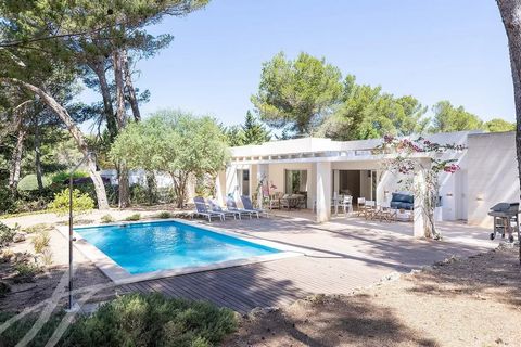 This exclusive individual villa, located in the Son Parc Golf Course in Menorca, is a true treasure. Let me describe its features: 1200 m² plot: The villa sits on a generous 1200-square-meter plot. Imagine the space and possibilities it offers. The o...