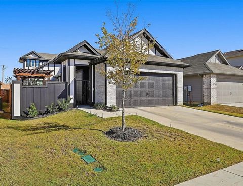 Step into this beautifully crafted home by Pacesetter Homes, offering a stunning kitchen with ample cabinet and countertop space, all overlooking a serene courtyard. Upgraded features include a stylish backsplash, pendant lighting, quartz countertops...