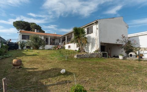 Begane grond Huis T6 Nadadouro, Caldas da Rainha. Ben je op zoek naar een villa op de begane grond in Caldas da Rainha? Ingevoegd in een perceel met 1.716m2, met bruto bouwoppervlakte van 403m2, het bestaat uit: woonkamer, eetkamer met open haard, in...