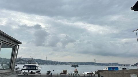 Descubra una propiedad única en Arnavutköy, Beşiktaş Vista panorámica del Bósforo Experimente el encanto de la línea del Bósforo de Estambul con esta exclusiva propiedad 1+1 en Arnavutköy, Beşiktaş. A pocos minutos de la animada zona de Bebek, este a...