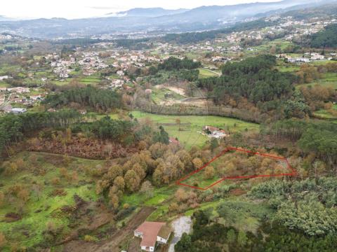 Terreno rústico com 3.750 m² situado, na freguesia de Adoufe, a apenas 5 minutos da cidade de Vila Real. O terreno é amplo, tem uma excelente exposição solar e vistas desimpedidas. Fica a 500 metros da Nacional 2 e muito próximo à entrada da autoestr...