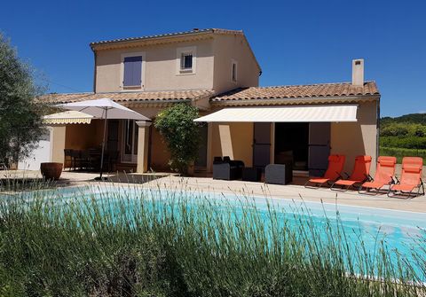 Ideal gelegen in Vaison-la-Romaine, bietet Ihnen JURISTIMMO, Immobilienagentur in Vaison-la-Romaine, diese prächtige Villa von 125 m2 mit schönen Dienstleistungen und Baujahr 2008 mit Swimmingpool, Garage, Gartenhaus und halbüberdachter Terrasse. Der...