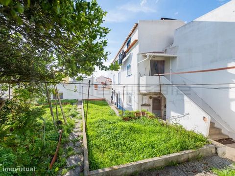 Building in the Center of Parede, vacant, with 4 T2 fractions, in horizontal property, with land of 505m2, for total remodeling, great potential to make a gated community. Three of the T2 are in the main building, one fraction per floor, and the othe...