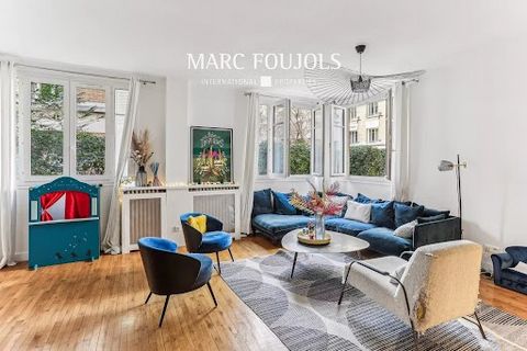 In a Year 30 residence close to Neuilly's good schools and shops, we offer this 132 m² 4-bedroom family apartment with a 36 m² terrace not overlooked. This apartment comprises an entrance hall, a 33 m² double living room, a semi-open fitted kitchen w...