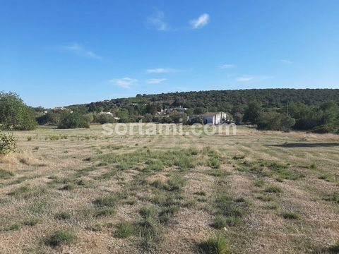 Baugrundstück in ruhiger Lage nahe Zufahrt. Städtisches Land, bestehend aus Ruine und Bauland, plus rustikales Land mit einer Fläche von einem Hektar. Mit einem kleinen Hang hat das Land einen angenehmen Blick auf die Landschaft und liegt in einer ru...