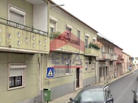 Gebäude mit vier T2 in Pontinha. Bestehend aus 4 autonomen Einheiten. Im Erdgeschoss befinden sich 2 Zwei-Zimmer-Apartments, beide mit Hinterhof. Im ersten Stock befinden sich ebenfalls 2 Zwei-Zimmer-Apartments, beide mit Balkon. Alle Einheiten sind ...