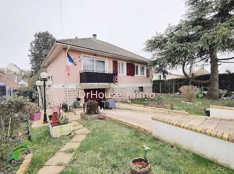 Idéalement située, avec beaucoup de potentiel, venez découvrir cette belle maison individuelle très fonctionnelle de 82m² (108 avec cuisine d'été). Vous y découvrirez un rez de chaussée composé d'une entrée, un séjour double lumineux, une belle cuisi...