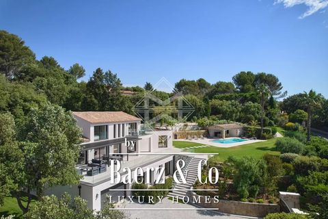 Situated in Biot's carré d'Or, in a green setting, this completely renovated property boasts beautiful sea views in absolute peace and quiet. Offering spacious volumes, luxurious features and refined decoration, this 3-storey property offers around 3...